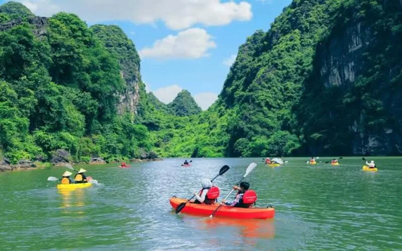 cheo thuyen kayak hanh trinh chinh phuc mat nuoc