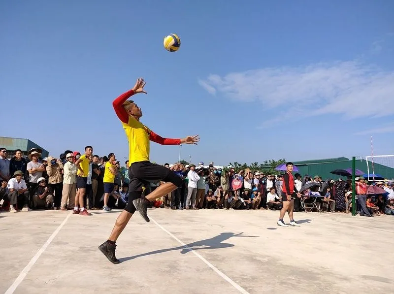 Phát bóng cao tay là kỹ thuật quan trọng để tăng lực giao bóng và tạo áp lực trong thi đấu.