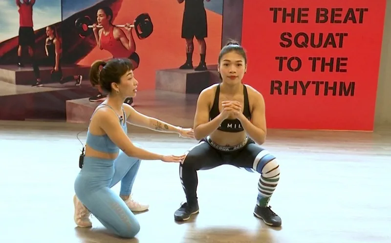 Khi squat, bàn chân, đầu gối, hông, lưng và bụng cần phối hợp nhịp nhàng để giữ form chuẩn.