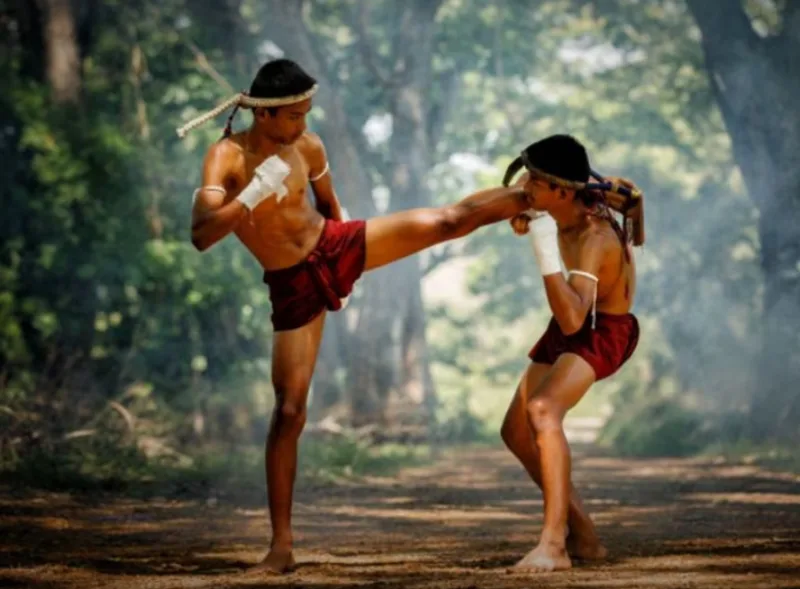 Muay Thái có nguồn gốc từ võ thuật truyền thống Thái Lan và phát triển thành môn thể thao đối kháng hiện đại