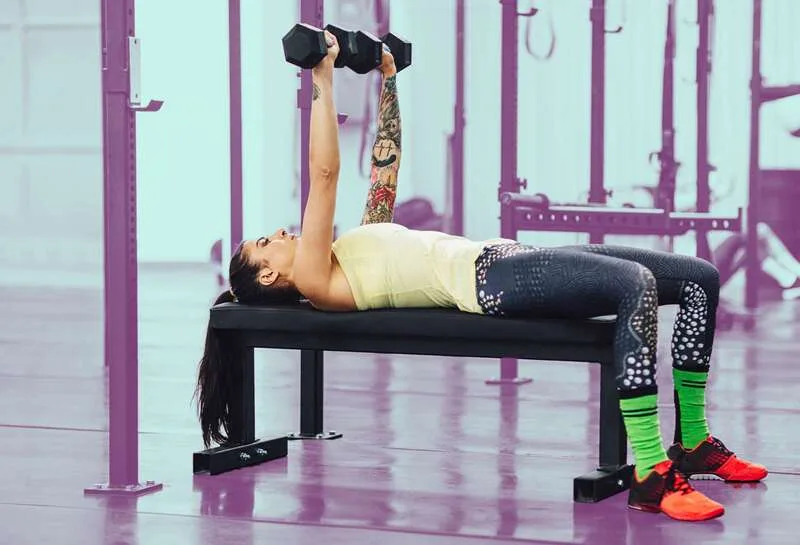 Dumbbell Bench Press là bài tập tạ đơn cơ bản giúp phát triển sức mạnh và độ dày cơ ngực.