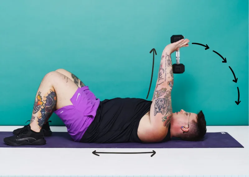 Dumbbell Pullover là bài bổ trợ thân trên sử dụng một quả tạ đưa từ trước ngực ra sau đầu.