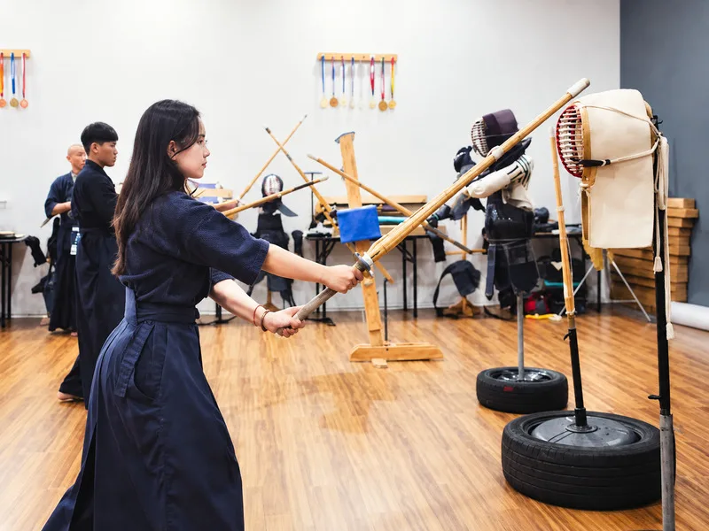Người mới học kendo nên bắt đầu từ tư thế, cách cầm shinai và những bài tập nền tảng.