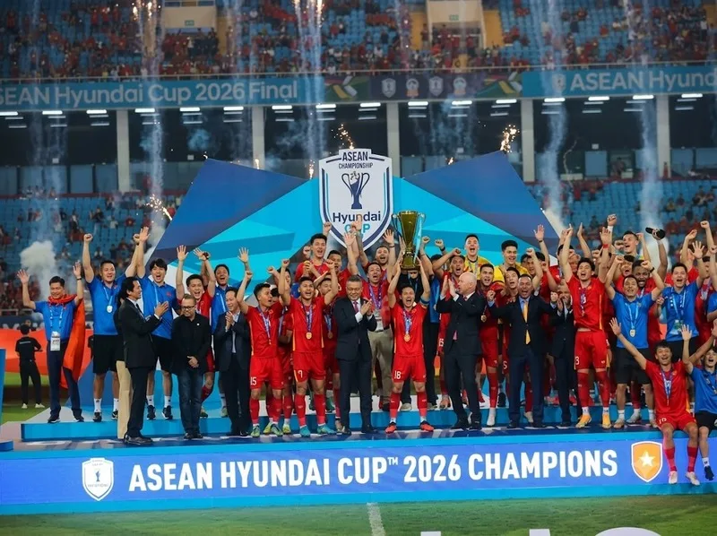 Khoảnh khắc đội tuyển Việt Nam nâng cao chức vô địch ASEAN Cup 2026, đánh dấu lần đầu bảo vệ thành công ngôi vương Đông Nam Á.